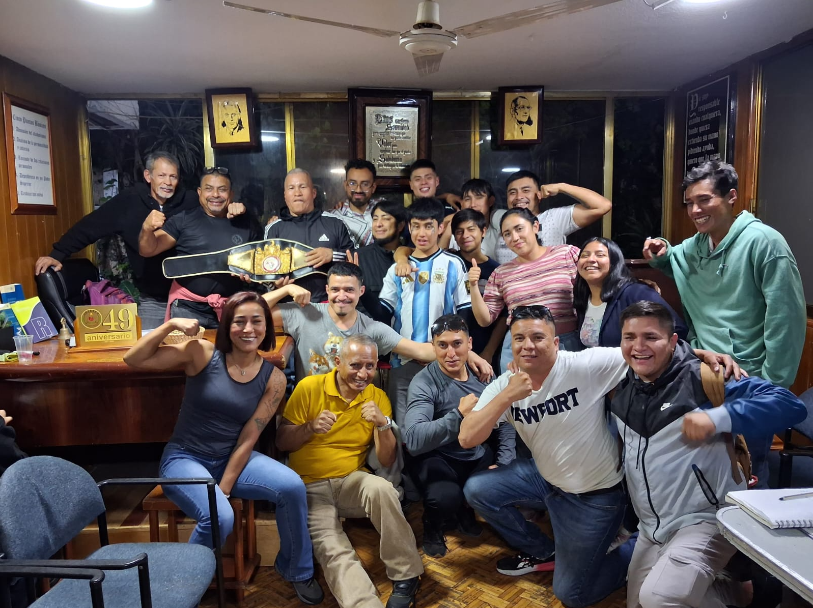 Grupo de Team Coreanito celebrando el aniversario con el cinturón de campeonato